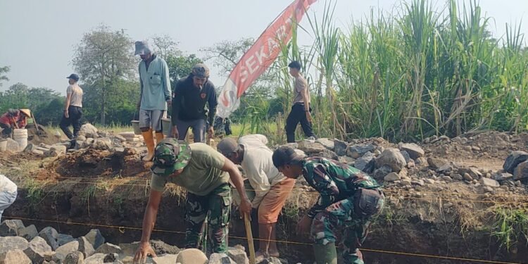 Satgas TMMD Sengkuyung Tahap III Kodim 0736/Batang Bersama Warga Fokus Pengerjaan Talud