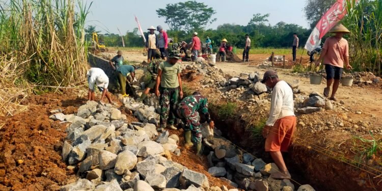 Satgas TMMD Sengkuyung Tahap III Kodim 0736/Batang Bersama Warga Fokus Pengerjaan Talud