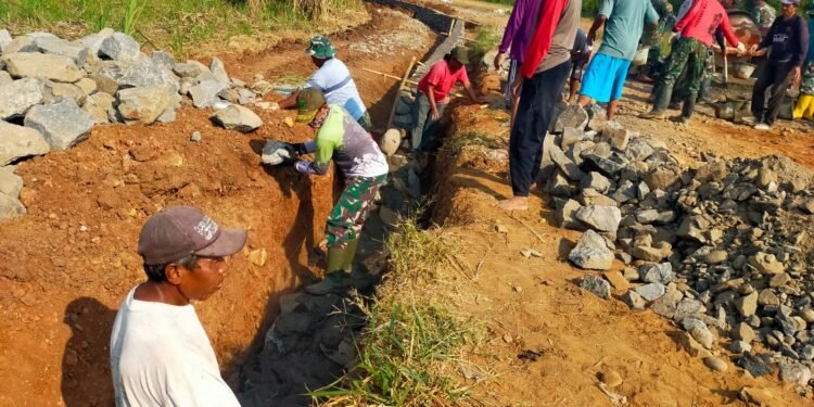 Satgas TMMD Sengkuyung Tahap III Kodim 0736/Batang Bersama Warga Fokus Pengerjaan Talud