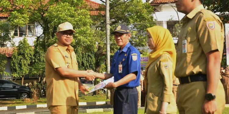 Penyerahan 138 SK Kenaikan Pangkat, Bupati Batang Tekankan Inovasi dan Pengelolaan Keuangan yang Bijak