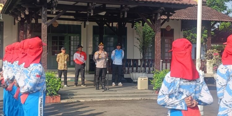 Jelang Pengibaran Bendera, Kapolres Batang Intens Motivasi Paskibraka