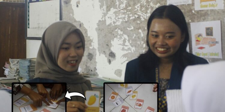 Pelajar SDN Kembanglangit Diajak Tingkatkan Kosakata Bahasa Inggris Melalui Media Flashcard