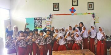 Pelajar SDN Kembanglangit Diajak Tingkatkan Kosakata Bahasa Inggris Melalui Media Flashcard