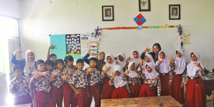 Pelajar SDN Kembanglangit Diajak Tingkatkan Kosakata Bahasa Inggris Melalui Media Flashcard