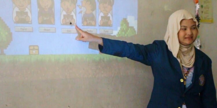 Pelajar SDN Kembanglangit Diajak Tingkatkan Kosakata Bahasa Inggris Melalui Media Flashcard