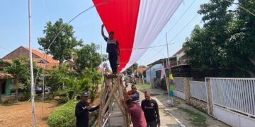 Warga Batang Rentangkan Bendera Merah Putih Sepanjang 250 Meter