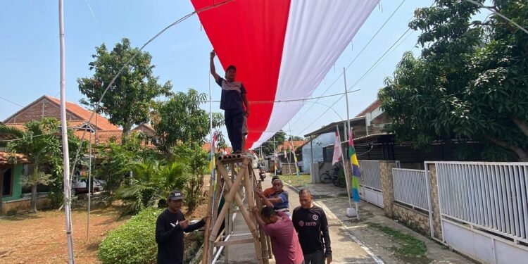 Warga Batang Rentangkan Bendera Merah Putih Sepanjang 250 Meter