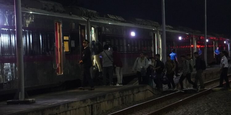 KA Argo Muria Resmi Berhenti di Stasiun Batang, Layani Penumpang Kelas Eksekutif