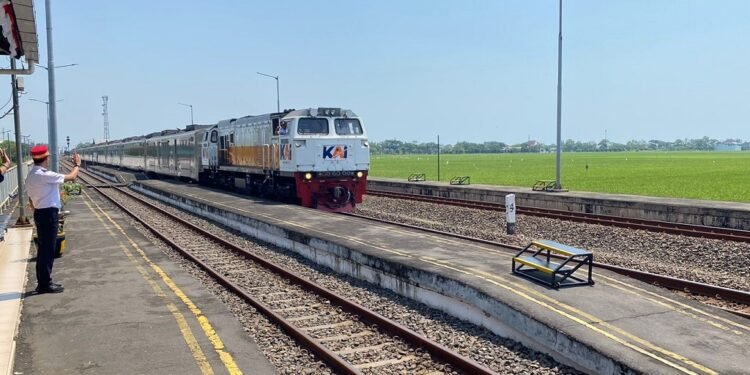 KA Argo Muria Resmi Berhenti di Stasiun Batang, Layani Penumpang Kelas Eksekutif