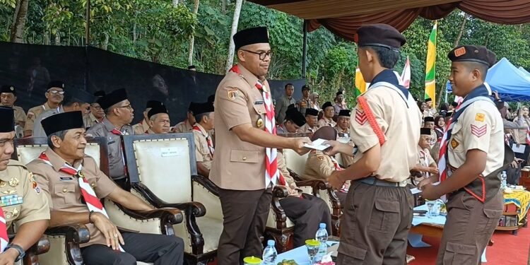 Istiqomah Jalan Kaki, Dua Pelajar Dihadiahi Sepatu