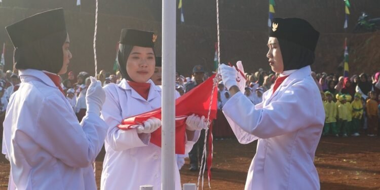 Rayakan Kemerdekaan, Perempuan Desa Sodong Kibarkan Sang Merah Putih