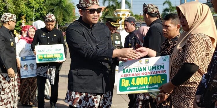 Rayakan Kemerdekaan RI, 51 UMKM Dapat Bantuan Gerobak
