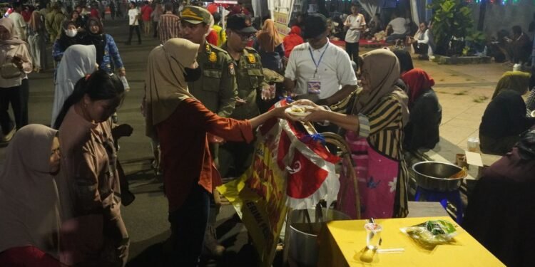 Makan Gratis 3.000 Porsi di Batang Habis Hitungan Menit Diserbu Warga