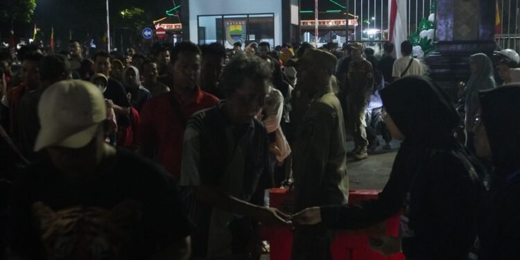 Makan Gratis 3.000 Porsi di Batang Habis Hitungan Menit Diserbu Warga