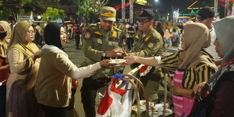 Makan Gratis 3.000 Porsi di Batang Habis Hitungan Menit Diserbu Warga