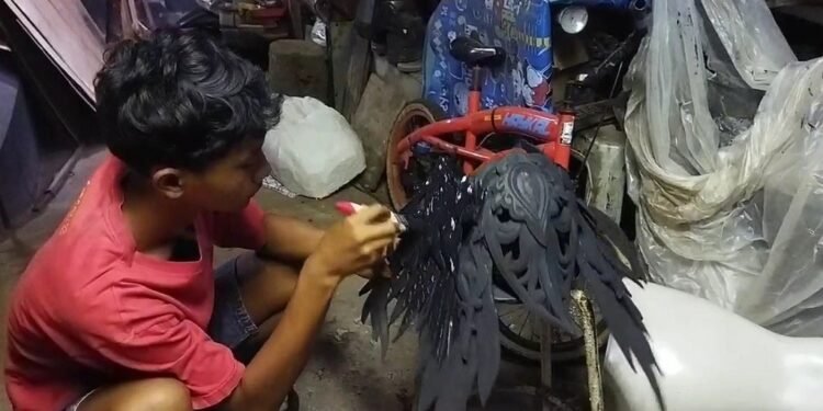 Tangan Kreatif Luji Asno Ciptakan Kostum Karnaval Unik