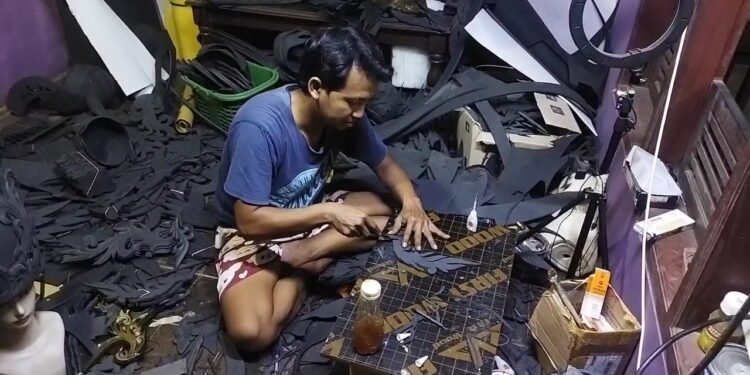 Tangan Kreatif Luji Asno Ciptakan Kostum Karnaval Unik