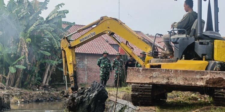 Rawan Banjir, Kodim Batang Terjunkan Excavator Bersihkan Sungai