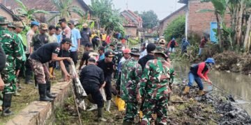 Rawan Banjir, Kodim Batang Terjunkan Excavator Bersihkan Sungai
