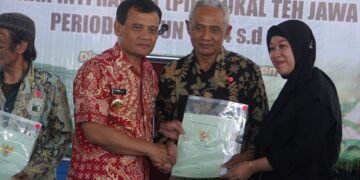 Gubernur Jateng Serahkan 1.065 Sertifikat Tanah ke Petani Teh Eks PIR