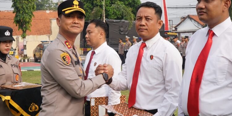 Apresiasi Kinerja, Kapolres Batang Beri Reward Anggota Berprestasi