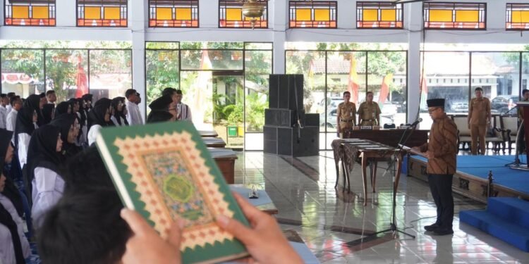 Serahkan 109 SK, Bupati Batang Ingatkan Jangan Ada Fenomena Talak Cerai Setelah Diangkat