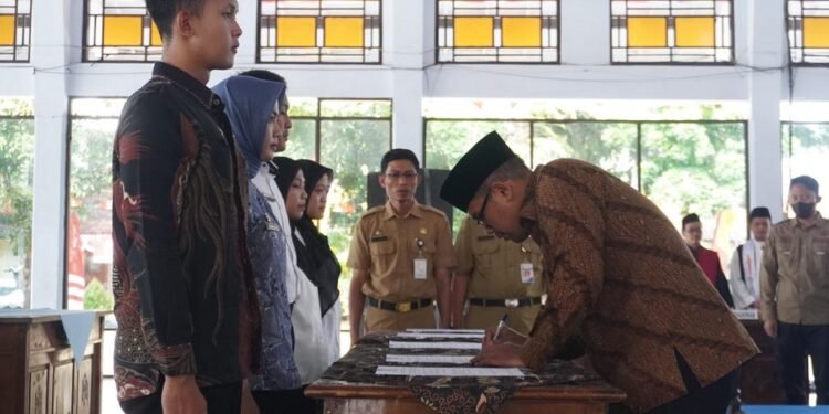 Serahkan 109 SK, Bupati Batang Ingatkan Jangan Ada Fenomena Talak Cerai Setelah Diangkat