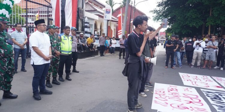 Temui Ratusan Pendemo, Bupati Batang Tegaskan Kritik adalah Masukan Berharga