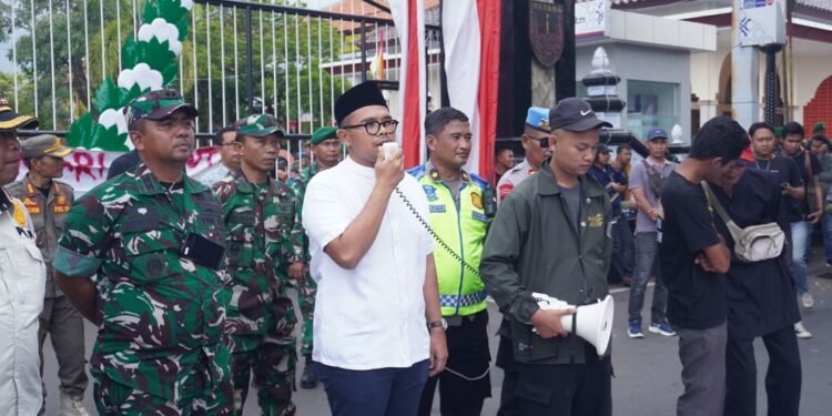 Temui Ratusan Pendemo, Bupati Batang Tegaskan Kritik adalah Masukan Berharga