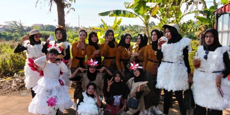 Lautan Warna Meriahkan Karnaval Spektakuler Dukuh Seprih