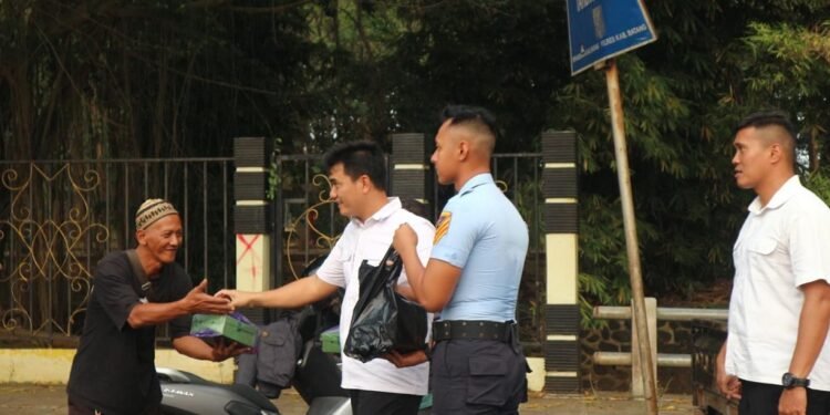 Peduli Sesama, Lapas Batang Bagikan Makan Siang Gratis