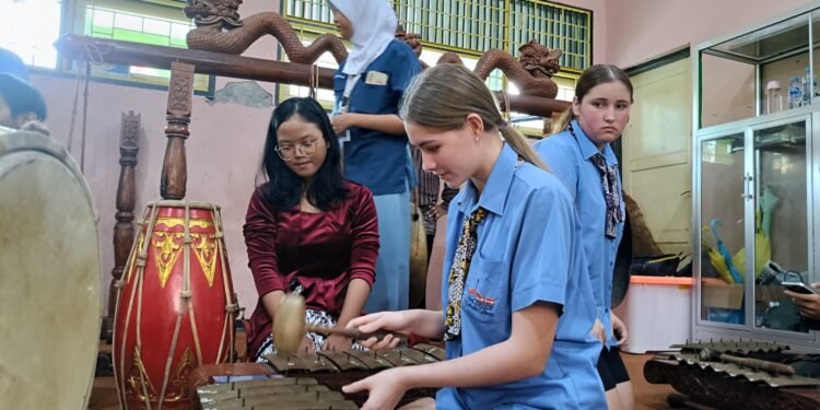 Kunjungi SMAN 2, Pelajar Australia Dalami Kebudayaan Indonesia