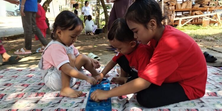 Hindari Gawai, Oi Kecepak Kenalkan Anak Permainan Jadul