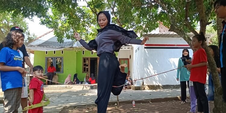 Hindari Gawai, Oi Kecepak Kenalkan Anak Permainan Jadul