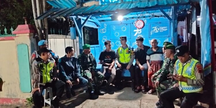 Pastikan Keamanan Wilayah Binaan, Polsek dan Koramil Batang Lakukan Pengecekan Poskamling