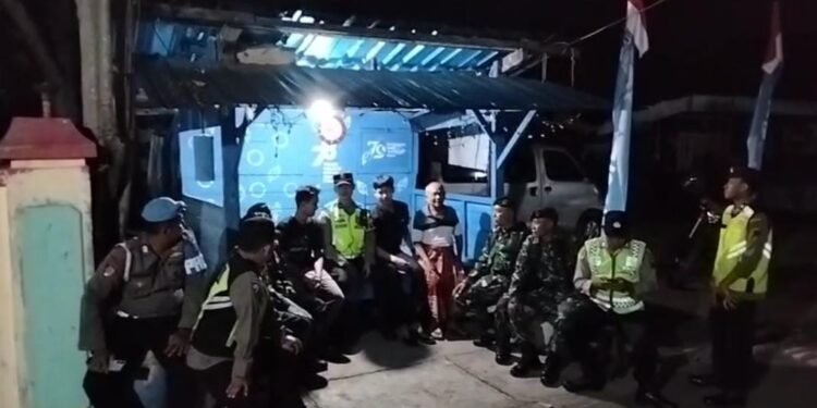 Pastikan Keamanan Wilayah Binaan, Polsek dan Koramil Batang Lakukan Pengecekan Poskamling