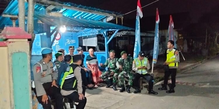 Pastikan Keamanan Wilayah Binaan, Polsek dan Koramil Batang Lakukan Pengecekan Poskamling