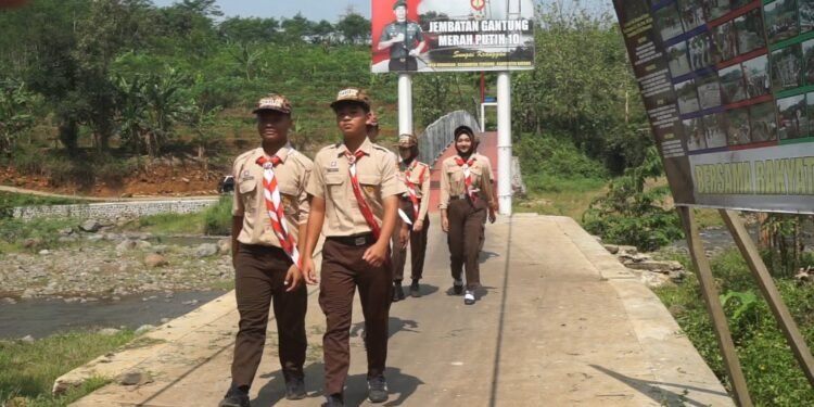 Impian 30 Tahun Terwujud, Warga Kranggan Batang Kini Nikmati Jembatan Gantung Hasil Gotong Royong dengan TNI