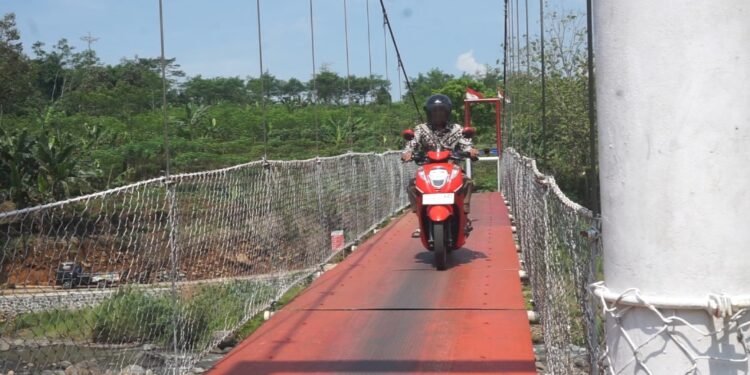 Impian 30 Tahun Terwujud, Warga Kranggan Batang Kini Nikmati Jembatan Gantung Hasil Gotong Royong dengan TNI