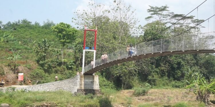 Impian 30 Tahun Terwujud, Warga Kranggan Batang Kini Nikmati Jembatan Gantung Hasil Gotong Royong dengan TNI