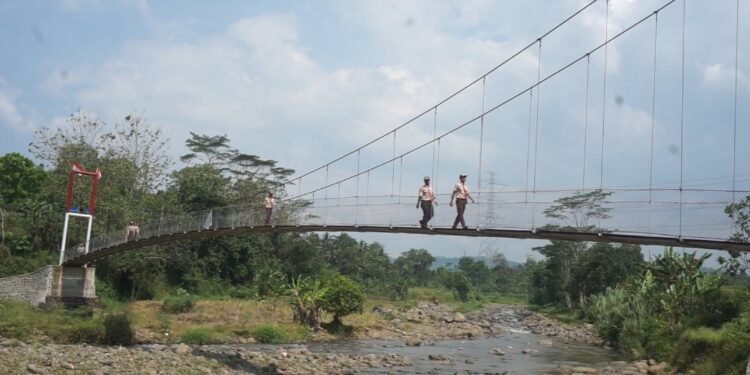 Impian 30 Tahun Terwujud, Warga Kranggan Batang Kini Nikmati Jembatan Gantung Hasil Gotong Royong dengan TNI