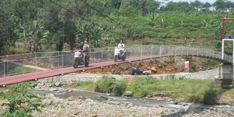 Impian 30 Tahun Terwujud, Warga Kranggan Batang Kini Nikmati Jembatan Gantung Hasil Gotong Royong dengan TNI