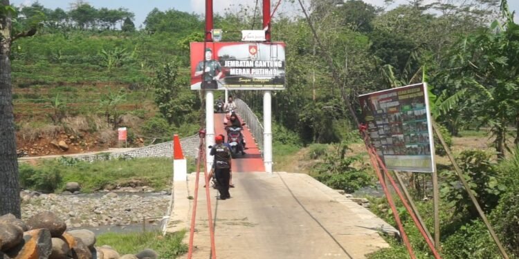 Impian 30 Tahun Terwujud, Warga Kranggan Batang Kini Nikmati Jembatan Gantung Hasil Gotong Royong dengan TNI