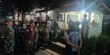 Babinsa Koramil 13/Banyuputih Bersama Banser Tinjau Pos Kampling, Ajak Warga Jaga Kamtibmas