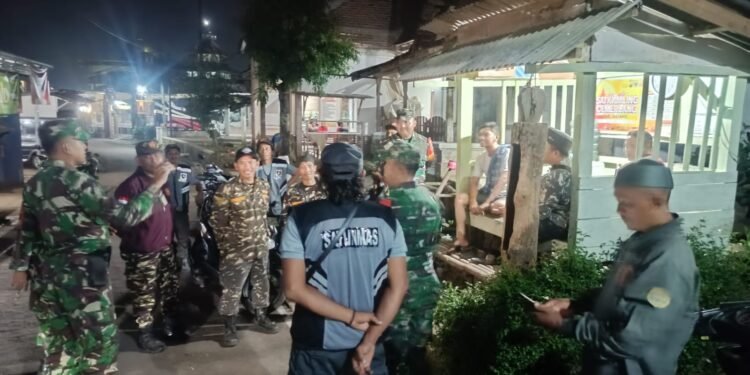 Babinsa Koramil 13/Banyuputih Bersama Banser Tinjau Pos Kampling, Ajak Warga Jaga Kamtibmas