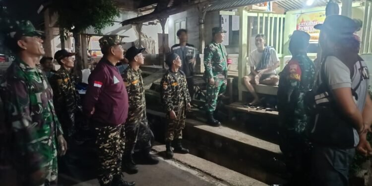 Babinsa Koramil 13/Banyuputih Bersama Banser Tinjau Pos Kampling, Ajak Warga Jaga Kamtibmas