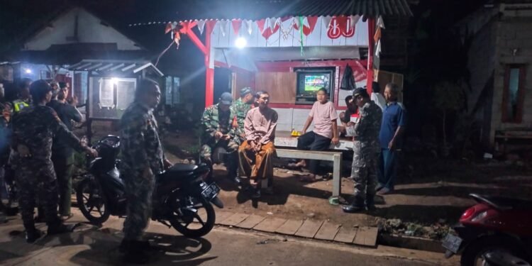 Sambangi Pos Kamling, Babinsa Ajak Warga Aktif Jaga Kamtibmas
