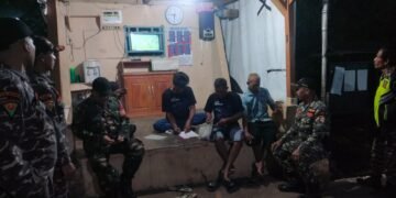 Sambangi Pos Kamling, Babinsa Ajak Warga Aktif Jaga Kamtibmas