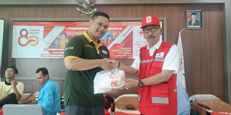 HUT Ke-80, PMI Batang Sambangi Panti Bagikan Sembako