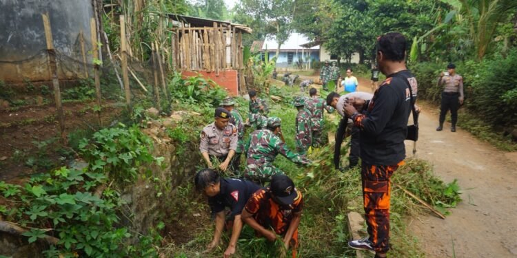Kodim 0736/Batang Gelar Karya Bhakti Teritorial Prima Bersihkan Pesantren dan Saluran Air